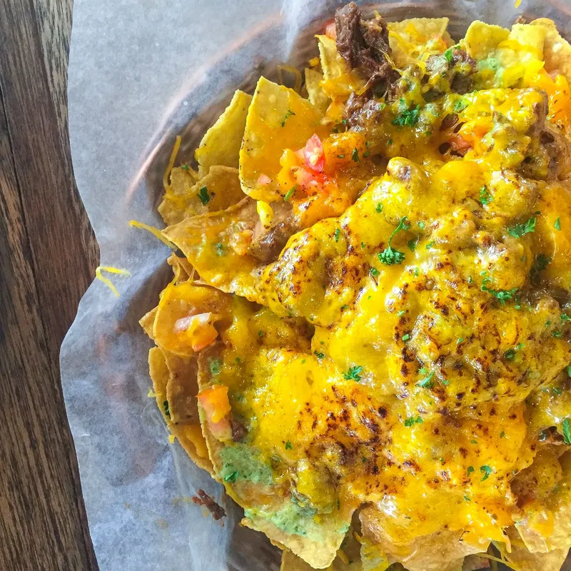 Nachos con Salsa y Frijoles